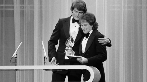 christopher-reeve-presenting-robin-williams-of-mork-and-mindy-with-the-favorite-male-performer-in-a-new-tv-program-on-the-1979-peoples-choice-awards-show-image-dated-march-8-1979-photo-by-cbs-via-gett