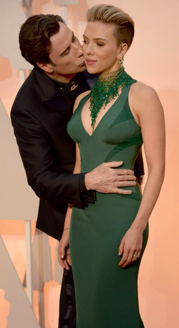Travolta_Johansson_Oscar2015