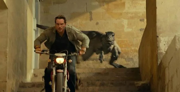 JurassicWorldDominion-raptors-chase