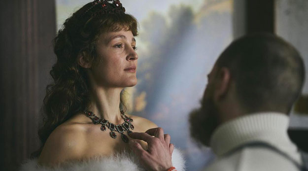 corsage-vicky-krieps