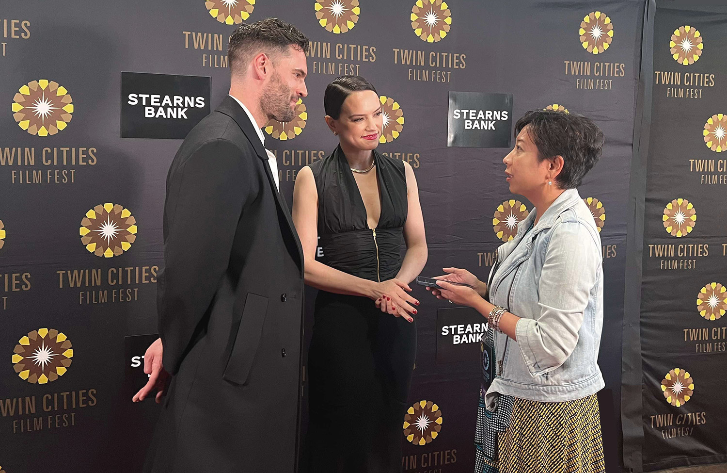 Daisy Ridley Tom Bateman - Red Carpet Interview